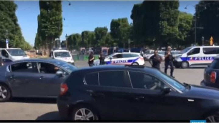 Οπλισμένος ήταν ο οδηγός του οχήματος που έπεσε πάνω σε αστυνομικό βαν στα Ηλύσια Πεδία